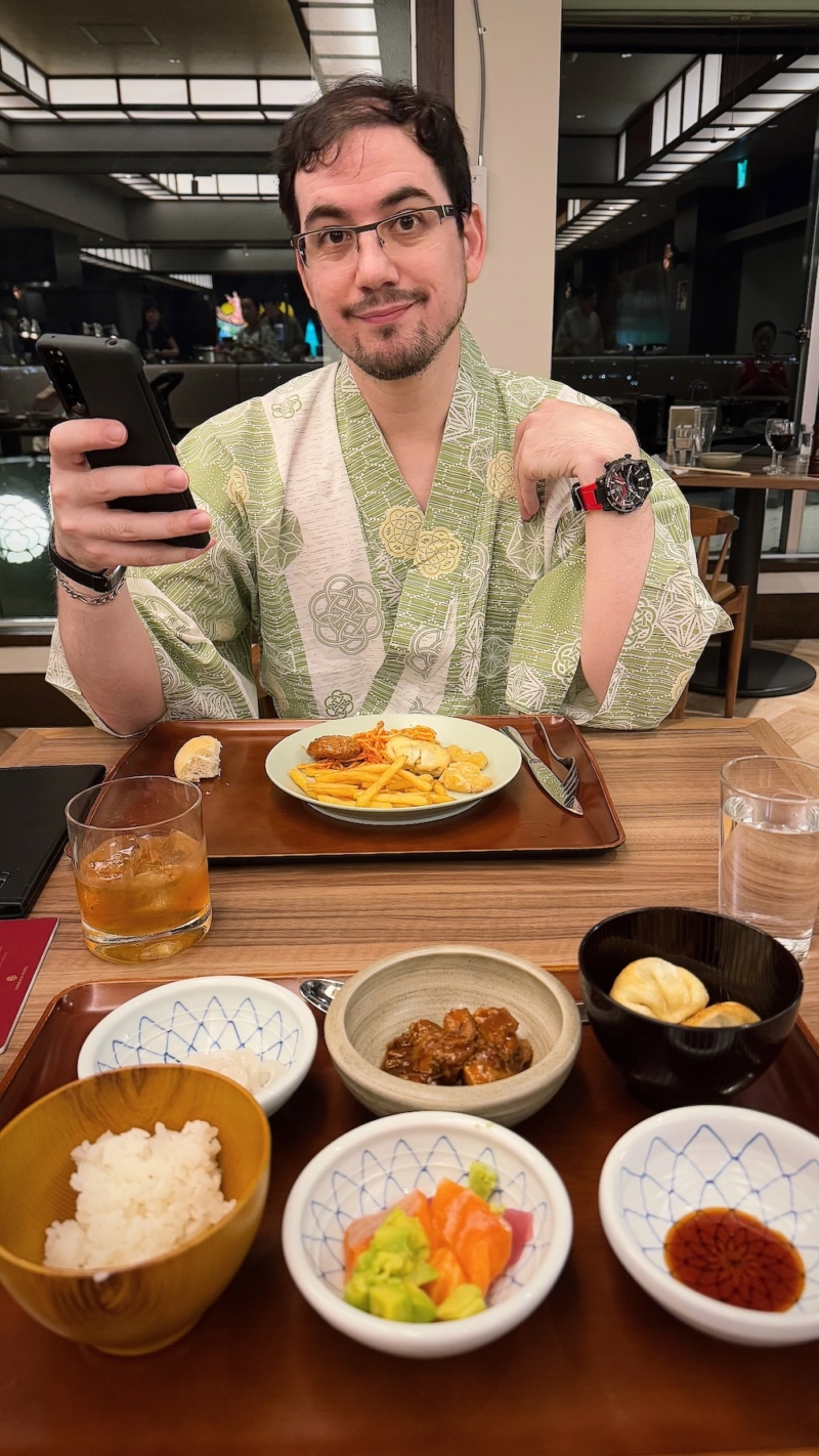 F in yukata during buffet